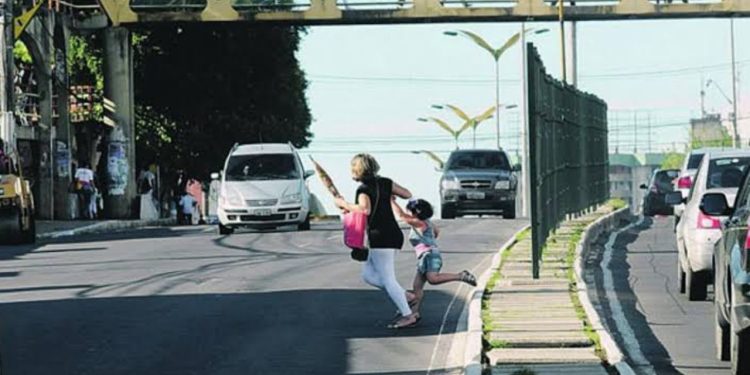 Passarelas nas ruas de Manaus. Para que servem, afinal?
