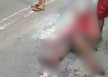 Vídeo forte: homem leva tiro e agoniza em rua de Maués