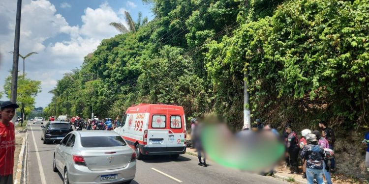 Motociclista de aplicativo morre e passageira fica ferida após colisão em poste no Japiim