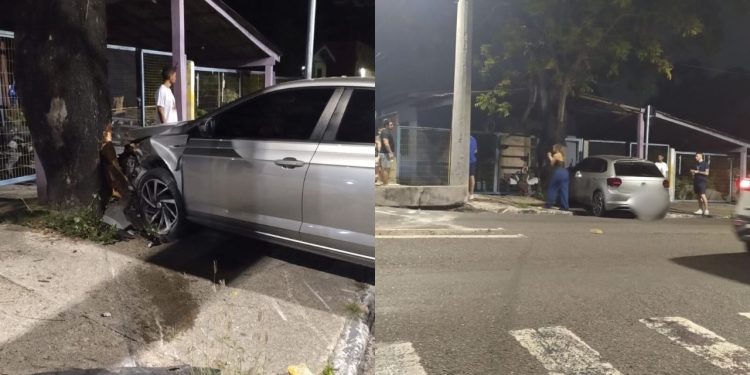Motorista perde controle e carro atinge arvore e portão de casa na Avenida das Torres.