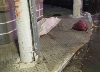 Populares encontram homem morto a tiros em calçada no Centro de Manaus