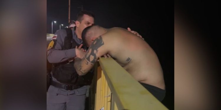 Vídeo emocionante: PM ora e homem desiste de se jogar da Ponte Rio Negro