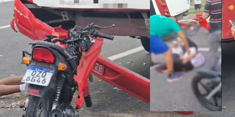 Vídeo: adolescentes venezuelanos colidem moto na traseira de micro-ônibus na avenida das Torres