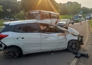 Mulher fica ferida após carro capotar no bairro Compensa