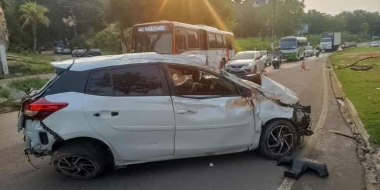 Mulher fica ferida após carro capotar no bairro Compensa