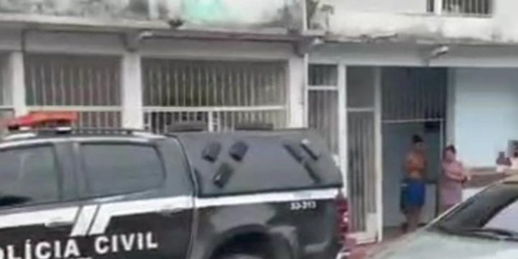 Ex-marido encontra mulher morta dentro de apartamento no Crespo