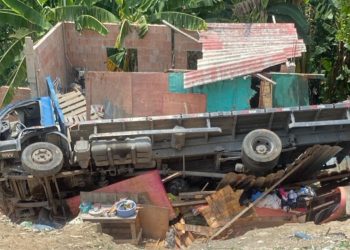 Vídeo: Caminhão desgovernado desaba sobre casa com crianças no Mauazinho