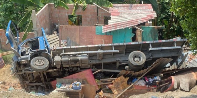Vídeo: Caminhão desgovernado desaba sobre casa com crianças no Mauazinho