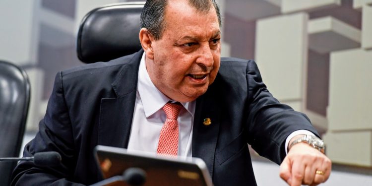 Omar Aziz perdeu a paciência com a rede francesa de supermercados Carrefour, que ensaiou um boicote à carne latino-americana