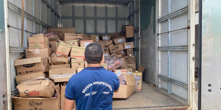 Cerca de 3,4 toneladas de alimentos vencidos e fatiados de forma irregular são apreendidos em Manaus