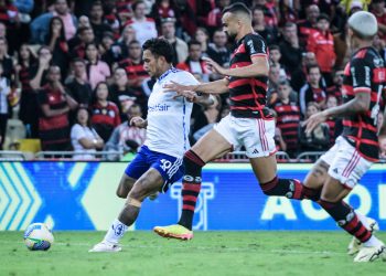 O Flamengo foi mais eficiente e venceu o Cruzeiro por 1 a 0 na noite de quarta-feira, na Arena Independência, em Belo Horizonte, no último jogo antes da final da Copa do Brasil. A partida foi válida pela 32ª rodada do Campeonato Brasileiro, e os cariocas terminaram com seis jogadores amarelados