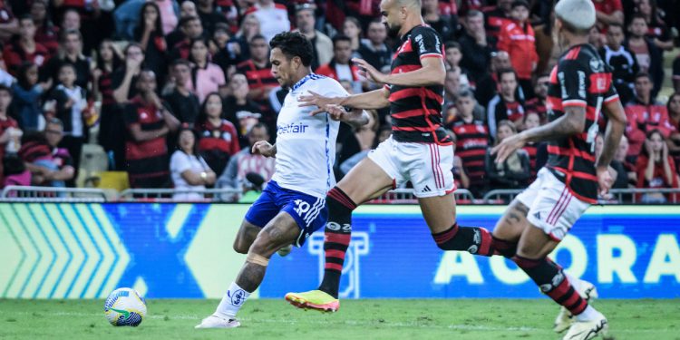 O Flamengo foi mais eficiente e venceu o Cruzeiro por 1 a 0 na noite de quarta-feira, na Arena Independência, em Belo Horizonte, no último jogo antes da final da Copa do Brasil. A partida foi válida pela 32ª rodada do Campeonato Brasileiro, e os cariocas terminaram com seis jogadores amarelados