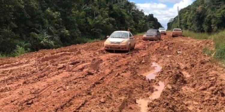 A BR-319 será totalmente asfaltada, uma demanda da população amazonense e do Norte há mais de 30 anos. Lula garantiu ontem