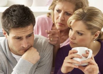 Jovem vai embora no meio do date após homem levar a mãe para encontro