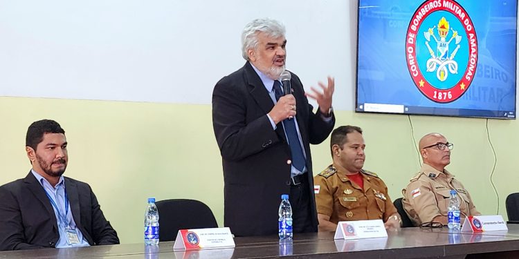 Conselheiro do TCE-AM realiza conferência sobre contas públicas para bombeiros do Amazonas