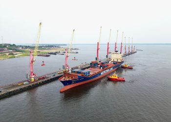 Porto Chibatão recebe primeiros navios após estiagem recorde no Amazonas