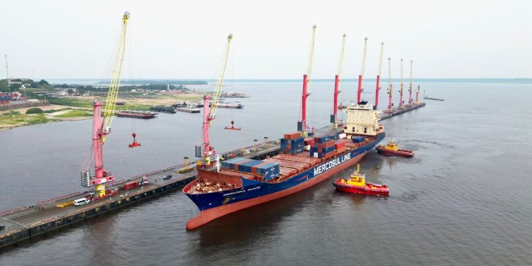 Porto Chibatão recebe primeiros navios após estiagem recorde no Amazonas