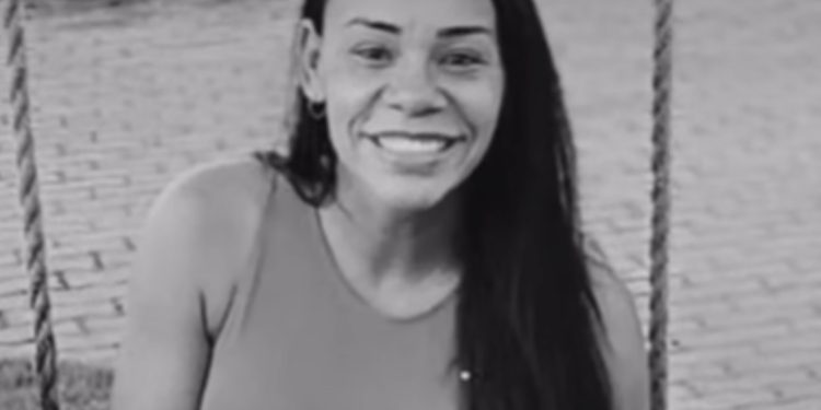 Corpo de amazonense encontrada morta em São Paulo é recebido com comoção em Manaus