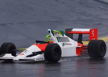 Hamilton emociona público em Interlagos ao pilotar McLaren de Senna