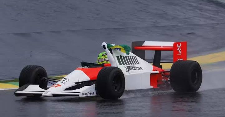 Hamilton emociona público em Interlagos ao pilotar McLaren de Senna