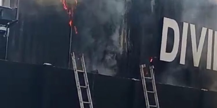 Incêndio atinge casa de show no Parque Dez em Manaus