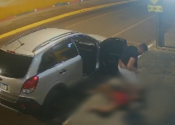 Vídeo: Homem agride namorada e a arrasta no meio de rua próxima à delegacia