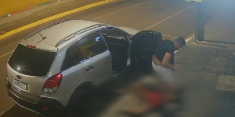 Vídeo: Homem agride namorada e a arrasta no meio de rua próxima à delegacia