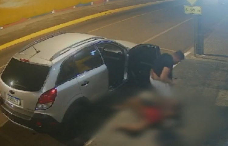 Vídeo: Homem agride namorada e a arrasta no meio de rua próxima à delegacia