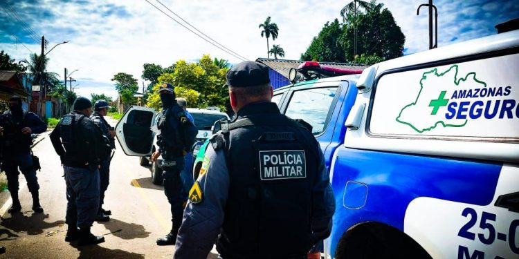 Vizinhos denunciam mãe que deixou quatro crianças trancadas dentro de casa para beber em Manaus