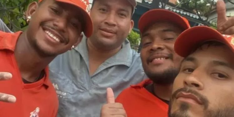 Garis de Manaus encontram R$ 7 mil que foi jogado no lixo por engano e devolvem a empresária