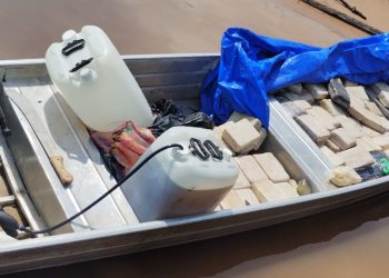 Dupla é presa transportando mais de 300 kg de drogas em canoa no AM
