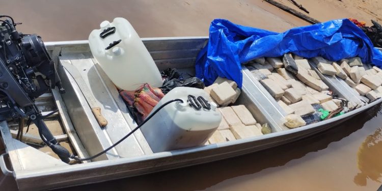 Dupla é presa transportando mais de 300 kg de drogas em canoa no AM