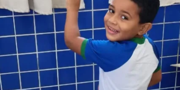 Criança de cinco anos morre após ser baleada na porta de supermercado