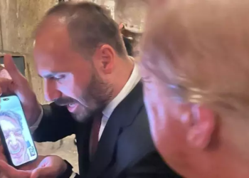 Em ligação, Trump convida Bolsonaro para posse e ex-presidente aceita mesmo impedido de deixar o Brasil