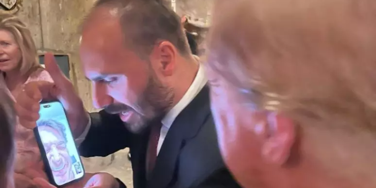 Em ligação, Trump convida Bolsonaro para posse e ex-presidente aceita mesmo impedido de deixar o Brasil