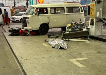Idoso perde o controle de Kombi em posto de combustível no São José e morre