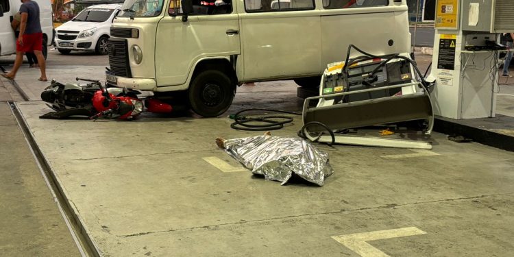 Idoso perde o controle de Kombi em posto de combustível no São José e morre