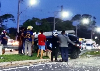 Vídeo: poste desaba sobre carro e motoristafica ferido no Rapidão