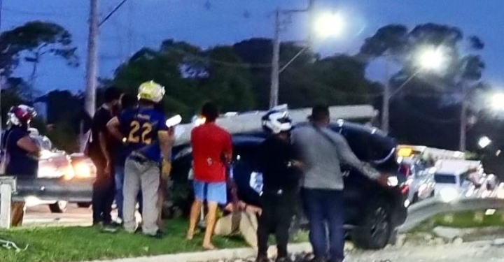 Vídeo: poste desaba sobre carro e motoristafica ferido no Rapidão