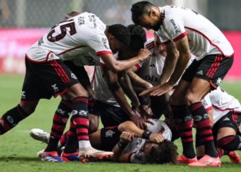 Flamengo vence Cruzeiro e se mantém no G4 antes da final