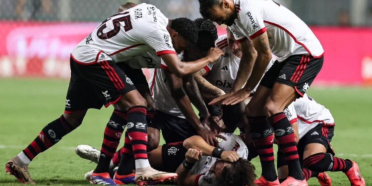 Flamengo vence Cruzeiro e se mantém no G4 antes da final