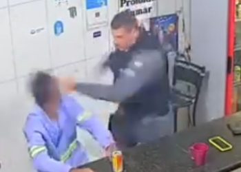 Vídeo mostra policial militar dando tapas em homem dentro de bar