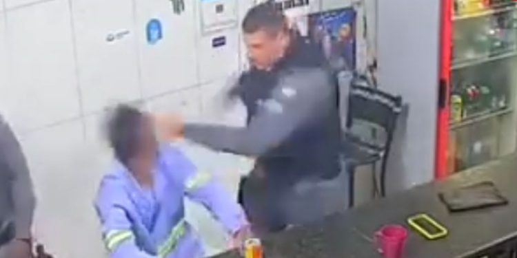 Vídeo mostra policial militar dando tapas em homem dentro de bar