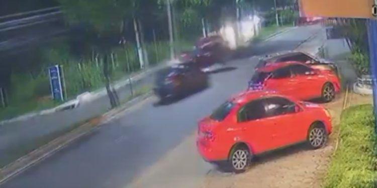 Motorista deixa homem ferido após dirigir bêbado e colidir contra o poste em Manaus