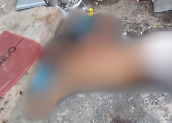 Homem é achado morto com facadas nas costas no Jorge Teixeira