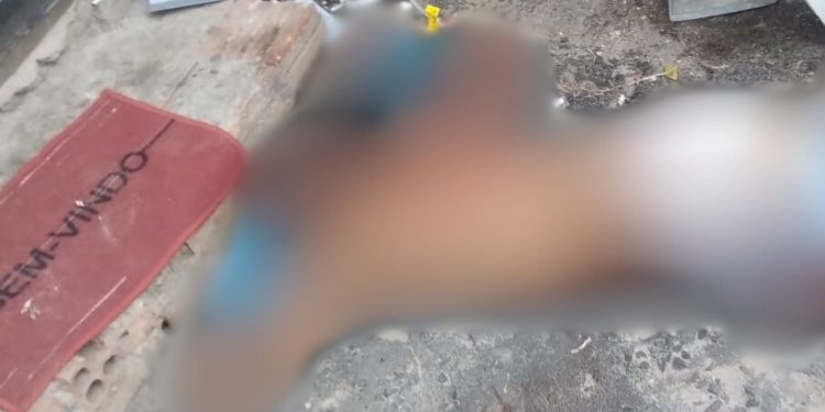 Homem é achado morto com facadas nas costas no Jorge Teixeira