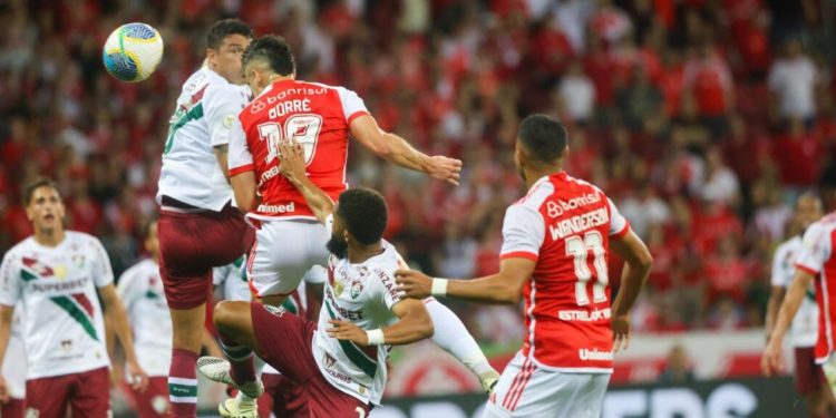 Internacional vence, dorme no G-4 e mantém Fluminense sob ameaça de queda no Brasileirão