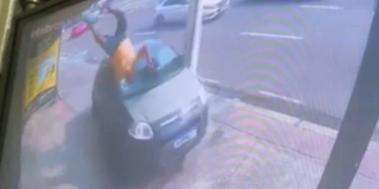 Motorista desmaia e atropela pedestre na avenida Djalma Batista