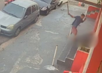 Vídeo mostra homem levando pauladas e facadas em Manaus