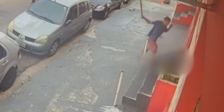 Vídeo mostra homem levando pauladas e facadas em Manaus